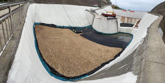 पर्यावरण परियोजनाओं के लिए उच्च जल पारगम्यता और उत्कृष्ट छिद्रण प्रतिरोध के साथ एएसटीएम मानक स्टेपल फाइबर जियोटेक्सटाइल