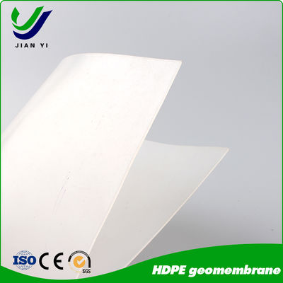 सफेद रंग का एचडीपीई जियोमेम्ब्रेन फोटोवोल्टिक पावर स्टेशनों और खुले हवा के पूल में गर्मी के इन्सुलेशन के लिए धूप को दर्शाता है